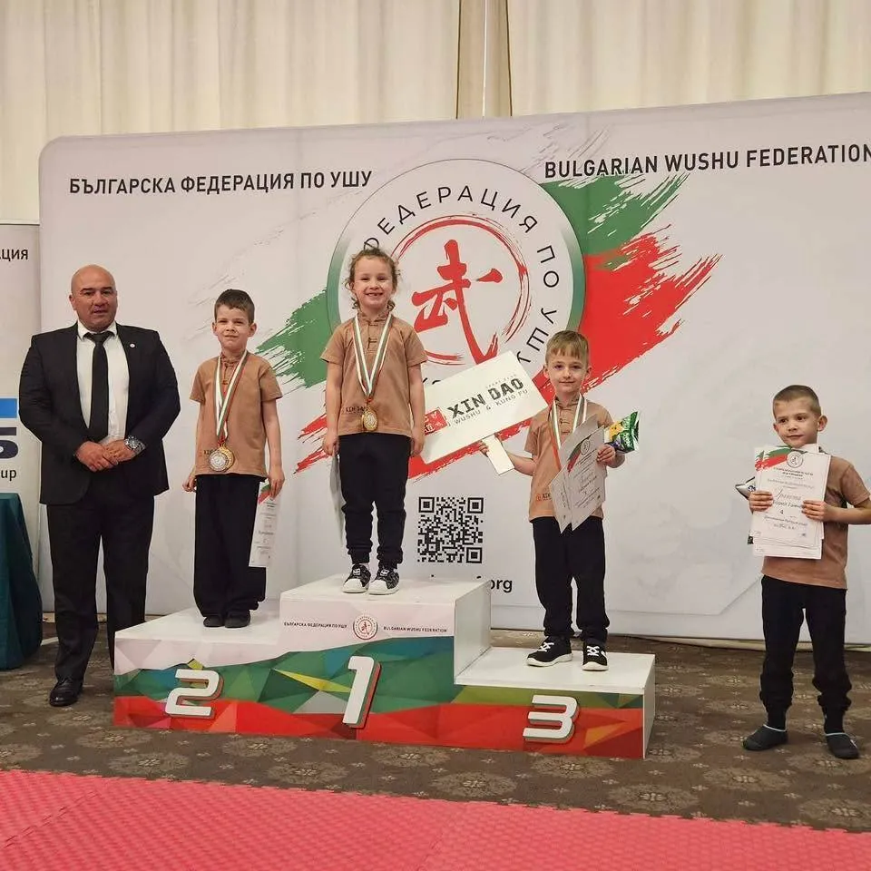 Малките състезатели на СК Син Дао на призовата стълбичка